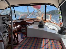 St Thomas stay on Sailboat Ragamuffin incl meals water toys，位于Water Island的海滩酒店