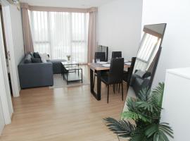 Entire apartment near BTS 2 bedrooms with view，位于Ban Song Hong的酒店