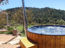 Esencia Lodge - luxurious off-grid cabin retreat，位于阿尔姆尼卡的木屋