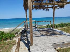 Melbourne Beach Florida Townhouse ocean front 1.2 acre property，位于墨尔本比奇的酒店