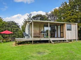 Totara Folly - Mangawhai Holiday Home，位于芒阿法埃的酒店