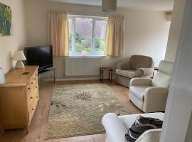 Spacious first floor apartment in the centre of Church Stretton with free parking，位于彻奇斯特雷顿的公寓