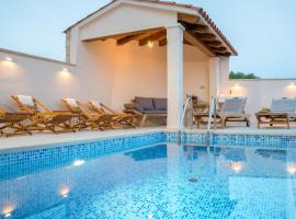 Villa Diklic，位于西利皮的带泳池的酒店