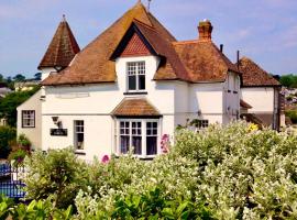 Lyme Regis renovated period seaside flat，位于莱姆里吉斯的酒店