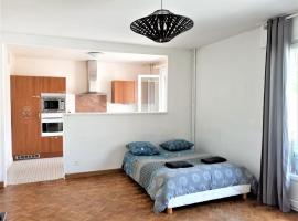 APPARTEMENT ENTIER A 2 MINUTES DU CENTRE VILLE，位于默伦的酒店