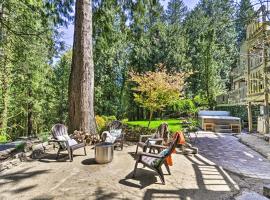 The Owls Nest with Hot Tub and Forest Views!，位于波特兰的酒店