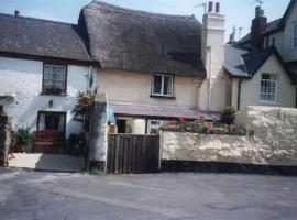 Dolphin Cottage 50m from Shaldon Beach!，位于沙尔顿的酒店