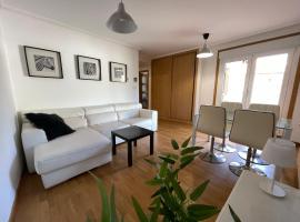 Apartamento a 5 min caminando de la Playa Sta. Cristina, Oleiros (Terraza, Parkin, )，位于奥莱罗斯的酒店