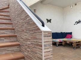 Casa con jardín y terraza 3 dormitorios，位于洛斯阿尔卡萨雷斯的度假屋