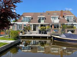 Guesthouse BedNboot met terras aan het water，位于Rijpwetering的度假短租房