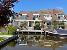 Guesthouse BedNboot met terras aan het water，位于Rijpwetering的旅馆