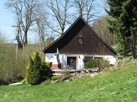 Detached and cozy holiday home with terrace in the Black Forest，位于Brigach的度假屋