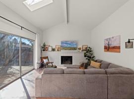 Delightful 4BR Home Nr Downtown Reno w Fireplace，位于里诺的酒店