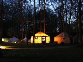 Öko Kemping és Glamping Tiszadada，位于Tiszadada的豪华帐篷营地