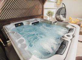 Downtown Luxury Apartments with Hot Tub，位于沃迪切的酒店