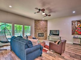 Newly Constructed Mansfield Home with Fenced Yard!，位于曼斯菲尔德的酒店