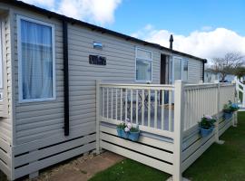 Shorefield Country Park Self-Catering Holiday Home，位于利明顿的露营地