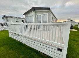 Luxury 3 bedroom caravan between Perranporth and Newquay, Cornwall，位于纽基的酒店