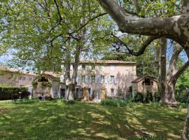 1560- Domaine Des Cinq Jardins- A Magical and Authentic Mansion，位于弗维沃的酒店