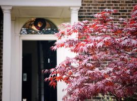 Manor House of Cheshunt- Historic Villa，位于切森特的度假屋