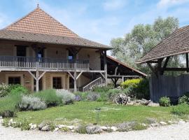 Gîte Chez Léo，位于Varennes-sur-le-Doubs的酒店