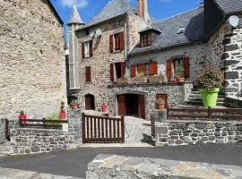 Maison typique pleine de charme Peyrusse Cantal