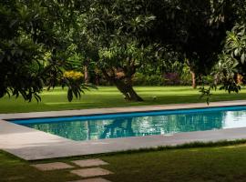 SaffronStays Casa Manga, Karjat - pet-friendly pool villa near ND's Film World and Saltt，位于卡尔贾特的酒店