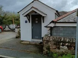 Beautiful 1-Bed Riversi Cottage Located in Malpas