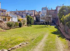 Can Janot - Casa con jardín cerca del lago，位于班约莱斯的酒店