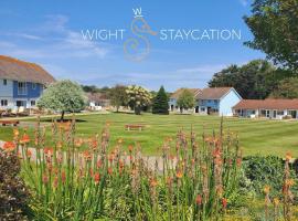 West Bay Cottages Yarmouth Isle of Wight，位于雅茅斯的度假村