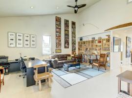 Charming Bayview Art House with Deck and Grill!，位于绿湾的度假屋