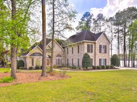 Grand Mt Gilead Villa on Lake Tillery with Dock，位于Mount Gilead的酒店