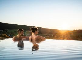 Schwarzwald Wellnesshotel SAIGERHÖH I Spa Golf & Wandern über dem Titisee，位于伦茨基希的酒店
