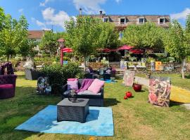Logis Hôtel Hostellerie Saint-Jacques，位于Saint-Saud-Lacoussière的酒店