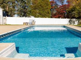 Private Heated Pool - Sparkling Oasis Near Newport & Navy, 4bd 3ba，位于米德尔敦的酒店