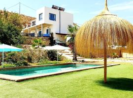 B&B La Nava Suites，位于莫哈卡尔的带泳池的酒店