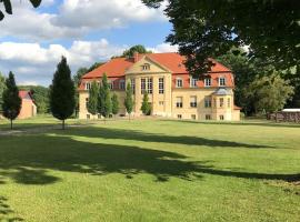 Schloss Grabow, Resting Place & a Luxury Piano Collection Resort, Prignitz Brandenburg，位于Grabow的带停车场的酒店