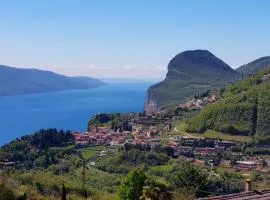 Casa Palanca 2 balcony lake view By Garda Domus Mea