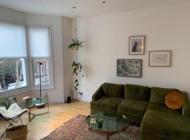 Lovely spacious 1-bedroom flat in Tufnell Park close to Central London，位于伦敦拱门附近的酒店