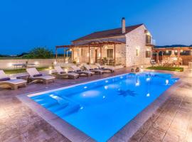 Zante Poolside Paradise - La Vite Stone Villa，位于Kalipádhon的度假短租房