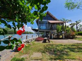 哥达巴鲁ALA河景度假屋，位于哥打巴鲁的木屋