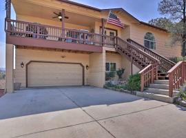 Charming Prescott Home with Deck and Mtn Views!，位于普雷斯科特的酒店