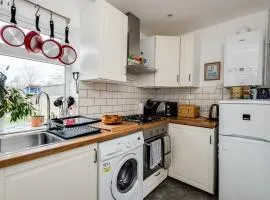 Tasteful 3-Bedroom House with private parking - Florence Park