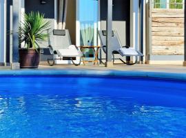 Holiday house Boost with heated pool，位于克利斯的酒店