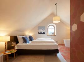 Goldengel Design - Suiten im historischen Ortskern von Kaltern，位于卡尔达罗的酒店