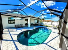 Blue Door Retreat - Luxury Pool Home - sleeps 8，位于珊瑚角Dolphin Marina附近的酒店