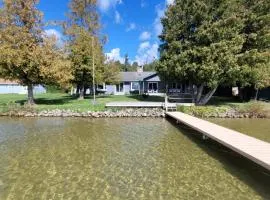 Sandbar Cedar Cottage on Lake Leelanau