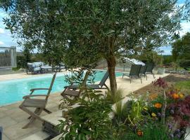 Maison/Villa avec piscine privée Gîte Brain d'eau，位于La Chapelle-de-Brain的带停车场的酒店
