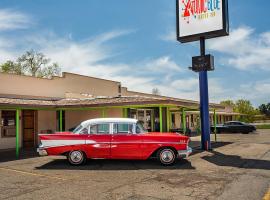 The Atomic Blue Motor-Inn，位于蒙蒂塞洛报纸岩国家历史纪念碑附近的酒店