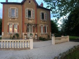 Le manoir de la Source au bord de l'EuroVélo 6，位于Cronat的酒店